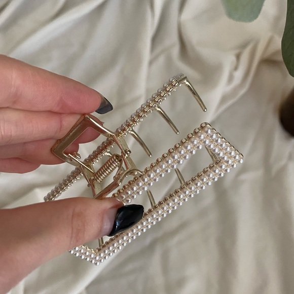 Gold and Pearl Claw HairClip - Picture 4 of 5